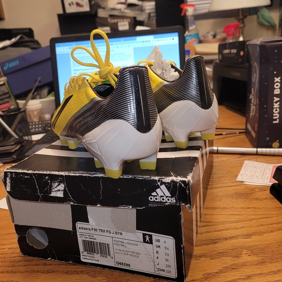 KIDS SOCCER CLEATS. - Picture 5 of 8